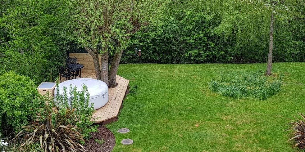 Masažni bazen Lay-Z Spa si postavite kar na vaš vrt.