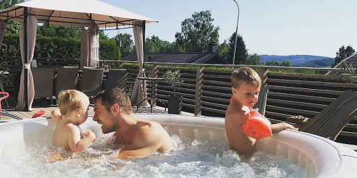 Tata i sine se kupata u masažnem bazenu Lay-Z Spa.