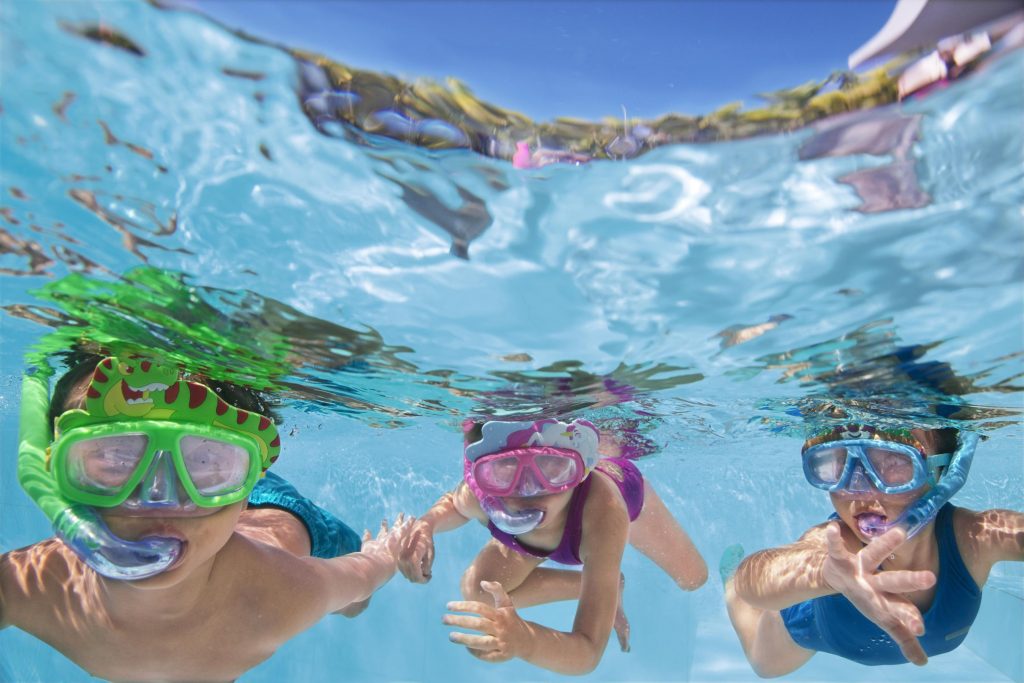 Troje djece s maskama za plivanje oslikane pod vodom u montažnom bazenu Bestway.